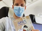 Роман Грожан читает в самолёте книгу о Пьере Гасли, фото из Instagram Грожана