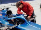 Пьер Гасли и Аарон у прошлогодней машины Alpine F1, фото из социальных сетей