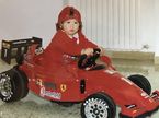 Антонио Джовинацци в нежном возрасте за рулём игрушечной Ferrari, фото из Twitter гонщика