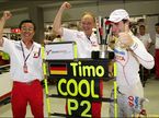 Тимо Глок и руководство Toyota F1 празднуют сингапурский успех