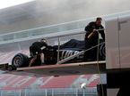 Выгрузка Haas VF-19 из трейлера на трассе в Барселоне