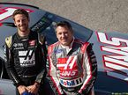 Роман Грожан и Тони Стюард у машины NASCAR команды Stewart-Haas