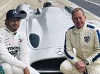 Льюис Хэмилтон и Мартин Брандл на фоне Mercedes W196R