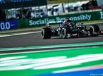 Льюис Хэмилтон за рулём Mercedes W11 на трассе в Сильверстоуне