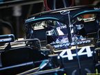 Льюис Хэмилтон за рулём Mercedes W11 на трассе в Сильверстоуне