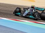 Льюис Хэмилтон за рулём Mercedes W13 на трассе в Бахрейне, фото XPB