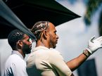 Звёзды NFL и Льюис Хэмилтон на поле для игры в гольф, фото пресс-службы Mercedes
