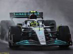 Льюис Хэмилтон за рулём Mercedes W13 на трассе в Сильверстоуне
