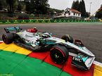 Льюис Хэмилтон за рулём Mercedes W13 на трассе в Спа