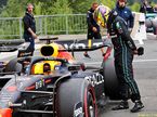 После квалификации Льюис Хэмилтон внимательно изучал машину Red Bull, которой проиграл так много