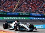 Льюис Хэмилтон за рулём Mercedes W13 на трассе в Зандфорте