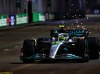 Льюис Хэмилтон за рулём Mercedes W13 на трассе в Сингапуре