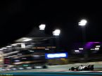 Льюис Хэмилтон за рулём Mercedes W13 на трассе в Абу-Даби