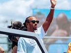 Льюис Хэмилтон на Параде пилотов в Венгрии, фото пресс-службы Mercedes