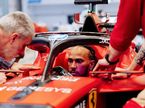 Льюис Хэмилтон в процессе подгонки сиденья на базе Ferrari, фото пресс-службы команды