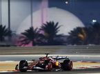 Шарль Леклер за рулём Ferrari SF-25 на трассе в Бахрейне, фото пресс-службы команды
