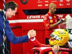 Джон Элканн, президет компании Ferrari, и Льюис Хэмилтон на Гран При Венгрии, фото XPB