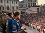 Гонщики Ferrari на встрече с болельщиками в Милане, фото из социальных сетей