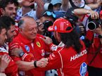 Фредерик Вассёр и команда Ferrari поздравляют Льюиса Хэмилторна с победой, фото XPB