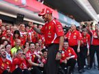 Льюис Хэмилтон вместе с командой Ferrari празднует победу в Барселоне, фото XPB