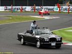 Парад пилотов: Себастьяна Феттеля везут на Rolls-Royce, а Льюиса Хэмилтона - на смешном микроавтомобильчике