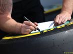 Механик работает с шинами Pirelli