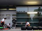 Механики Force India работают с шинами Pirelli