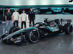 Тото Вольфф и гонщики Mercedes у машины W17, фото пресс-службы команды