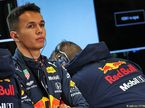 Александер Элбон в боксах Red Bull на трассе в Сан-Паулу