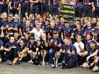 В Red Bull Racing празднуют победу в чемпионате