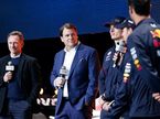 Кристиан Хорнер, гонщики Red Bull и Джим Фарли (в центре), глава корпорации Ford, на презентации RB19, фото пресс-службы команды