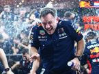 Кристиан Хорнер вместе с командой отмечаент успех в Абу-Даби, фото Red Bull