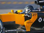 Нико Хюлкенберг за рулём Renault R.S.17 в Барселоне