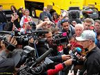 Нико Хюлкенберг на тестах в Барселоне в окружении журналистов