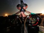 Тесты в Барселоне. Механик Renault и шины Pirelli