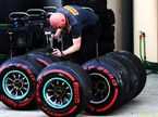 Инженер работает с шинами Pirelli