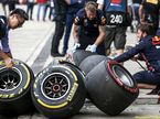 Инженеры работают с шинами Pirelli в Китае