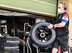 Механик Alpine несёт колесо с 18-дюймовой шиной Pirelli