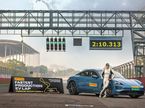 Нараин Картикеян у электромобиля Porsche, фото из социальных сетей