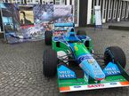 Benetton B194 у входа в кёльнский музей Motorworld, фото Дитера Ренкена