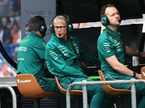Майк Крак, гоночный директор Aston Martin F1, на пит-уолл команды, фото пресс-службы Aston Martin