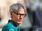 Майк Крак, гоночный директор Aston Martin F1, на пит-уолл команды, фото XPB