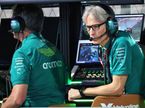 Майк Крак, гоночный директор Aston Martin F1, на пит-уолл команды, фото XPB