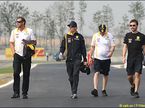 Четверг. Роберт Кубица и сотрудники Renault F1 на корейской трассе
