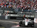 Шарль Леклер за рулём Sauber C37 на трассе Гран При Монако