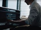Шарль Леклер за роялем, кадр из интервью пресс-службе Giorgio Armani