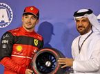 Шарль Леклер получает приз за поул из рук президента FIA, Мохамменда бин Сулайема, фото XPB