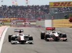 Гран При Турции. Автодром Istanbul Park. Нараин Картикеян (слева) пропускает на круг Льюиса Хэмилтона