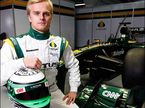 Хейкки Ковалайнен и Lotus T127 с логотипами CNN