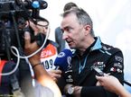Падди Лоу общается с прессой в паддоке барселонского автодрома